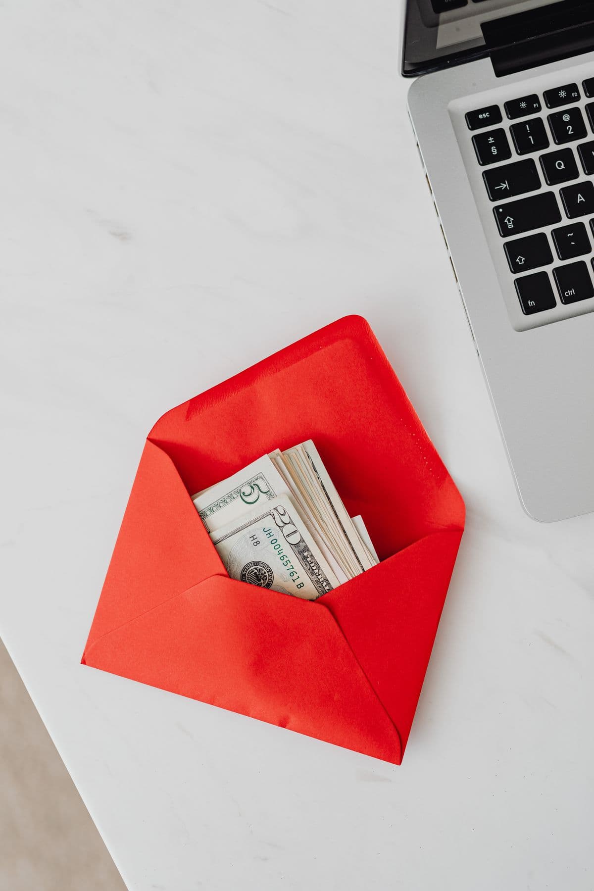 Tax-Free Employee Bonus Cut: Mitarbeiterprämie Drops From EUR 3,000 to EUR 1,000